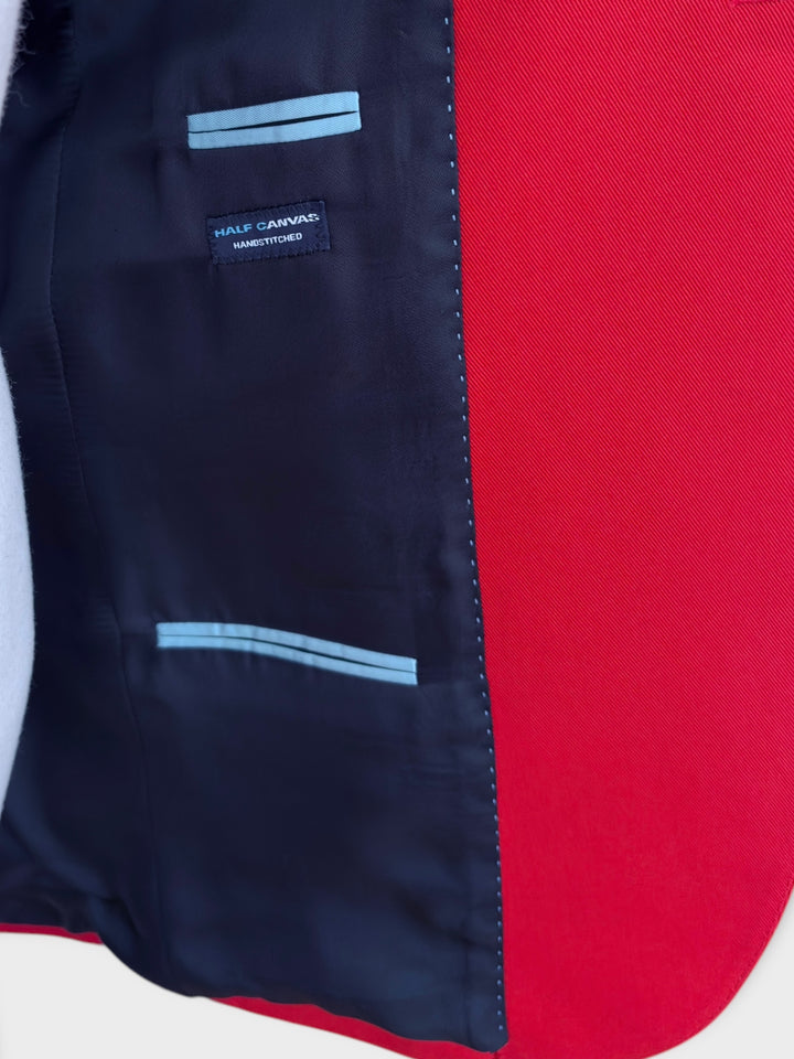 Le costume en coton rouge peut être porté séparément