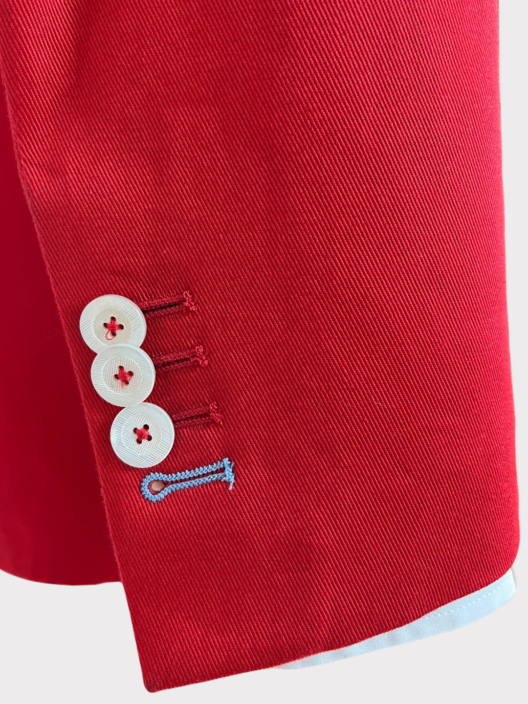 Le costume en coton rouge peut être porté séparément