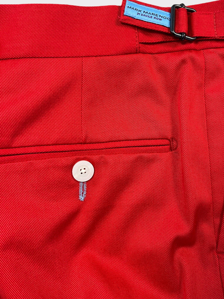 Le costume en coton rouge peut être porté séparément