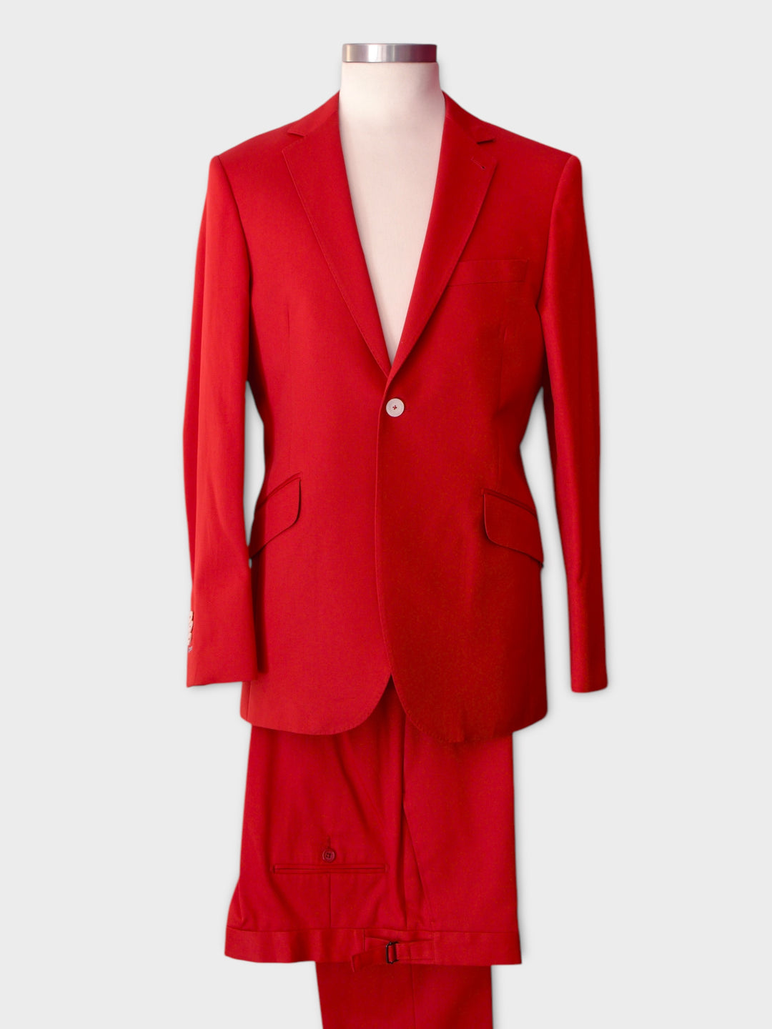 Le costume en coton rouge peut être porté séparément