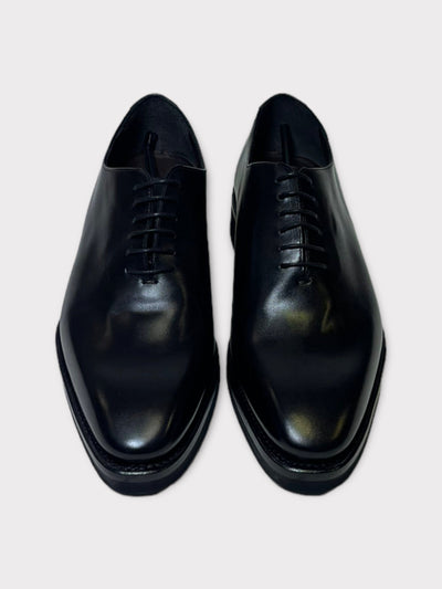 Chaussures noires entièrement coupées 