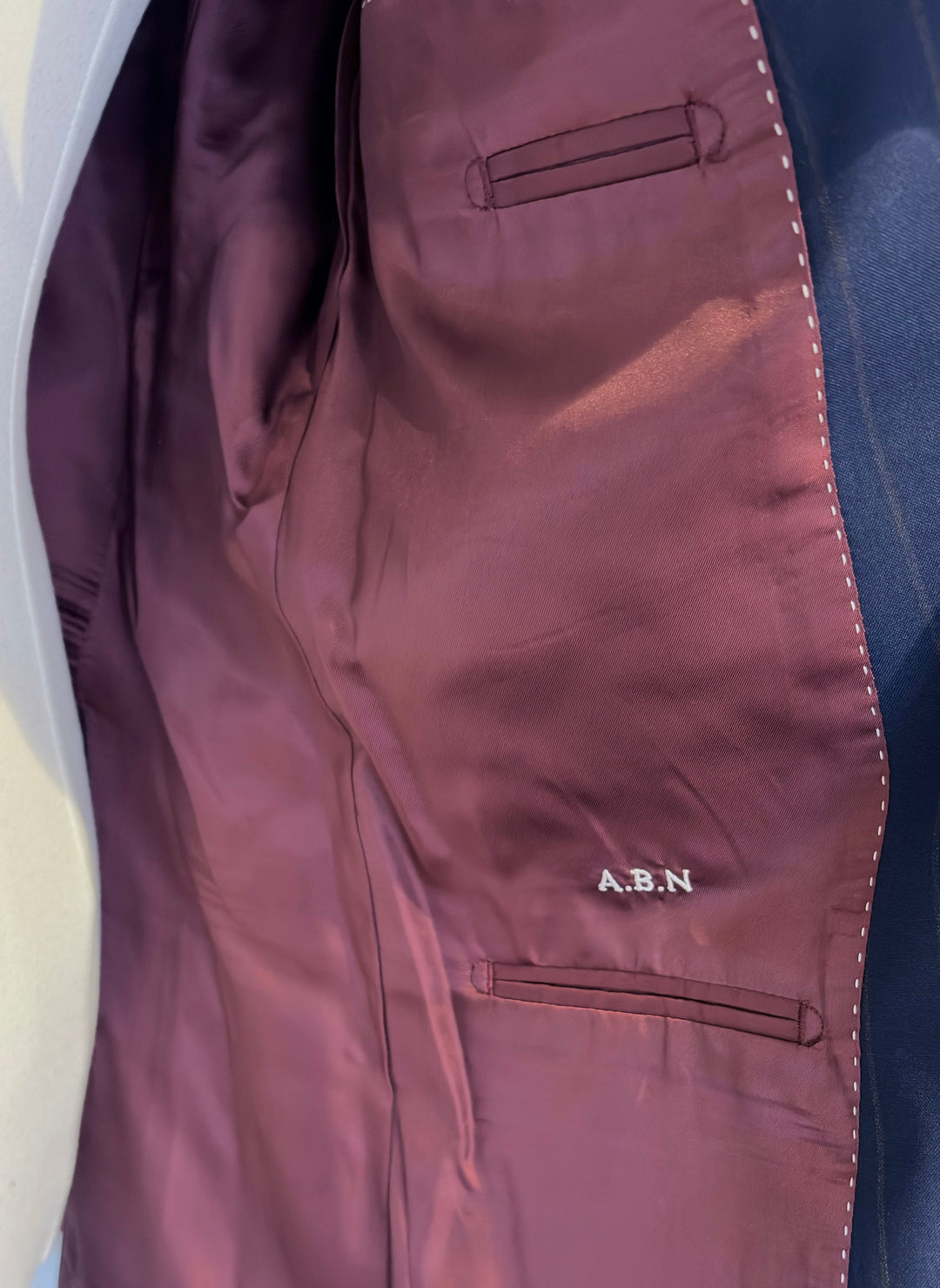 بدلة ثقيلة الوزن بتصميم هيرينبون باللون الأزرق الداكن