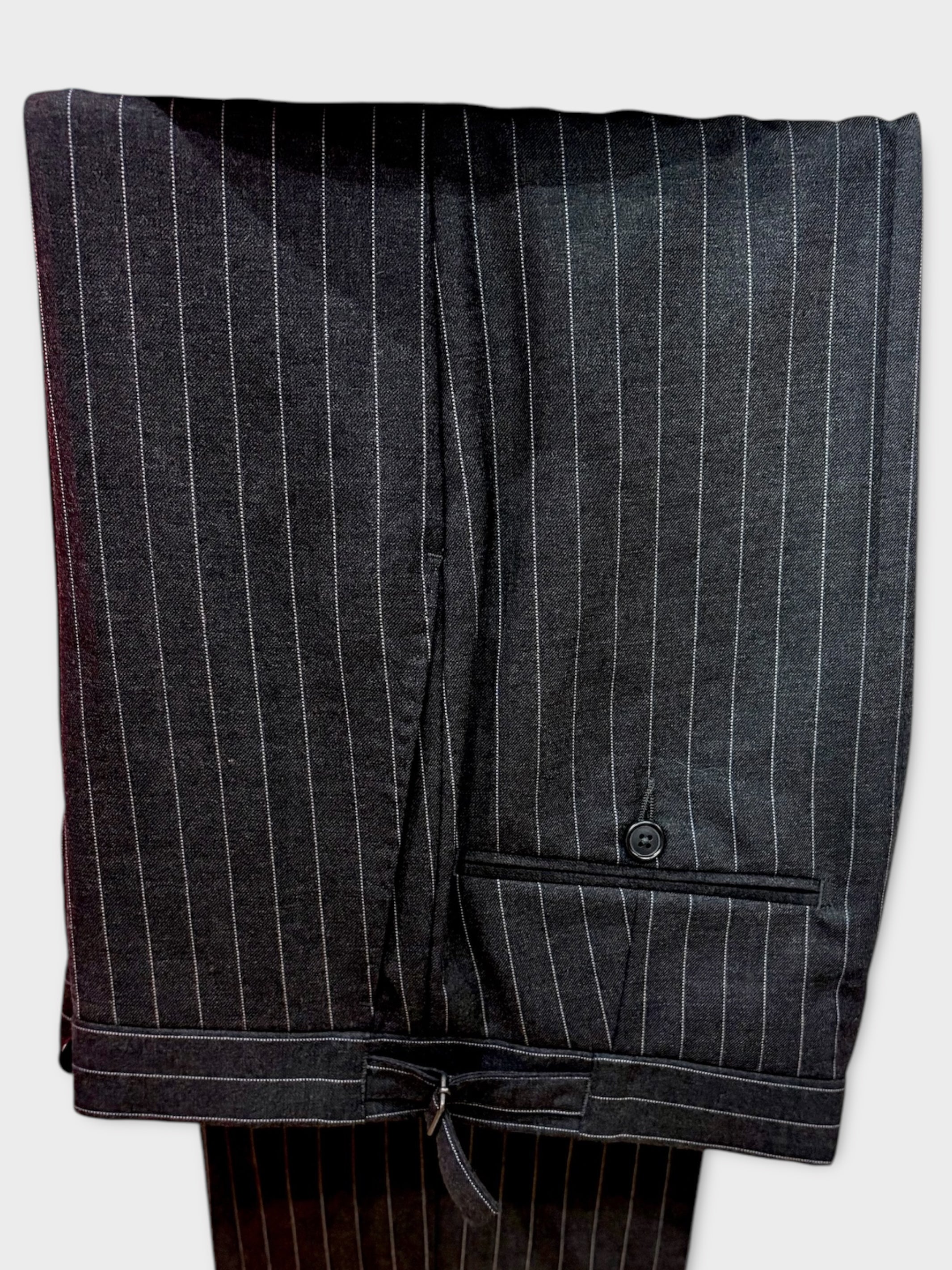ダークグレーのピンストライプスーツ – MARK MARENGO BESPOKE