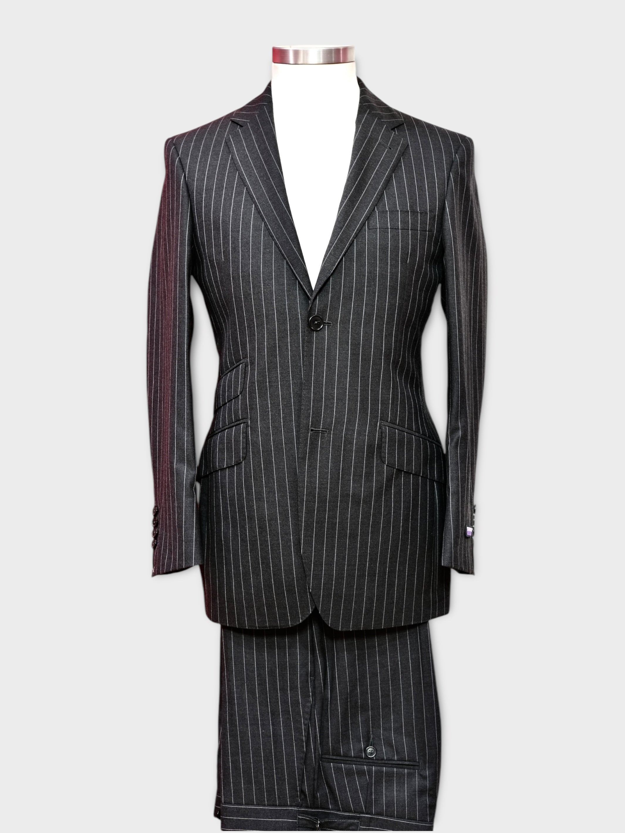 ダークグレーのピンストライプスーツ – MARK MARENGO BESPOKE