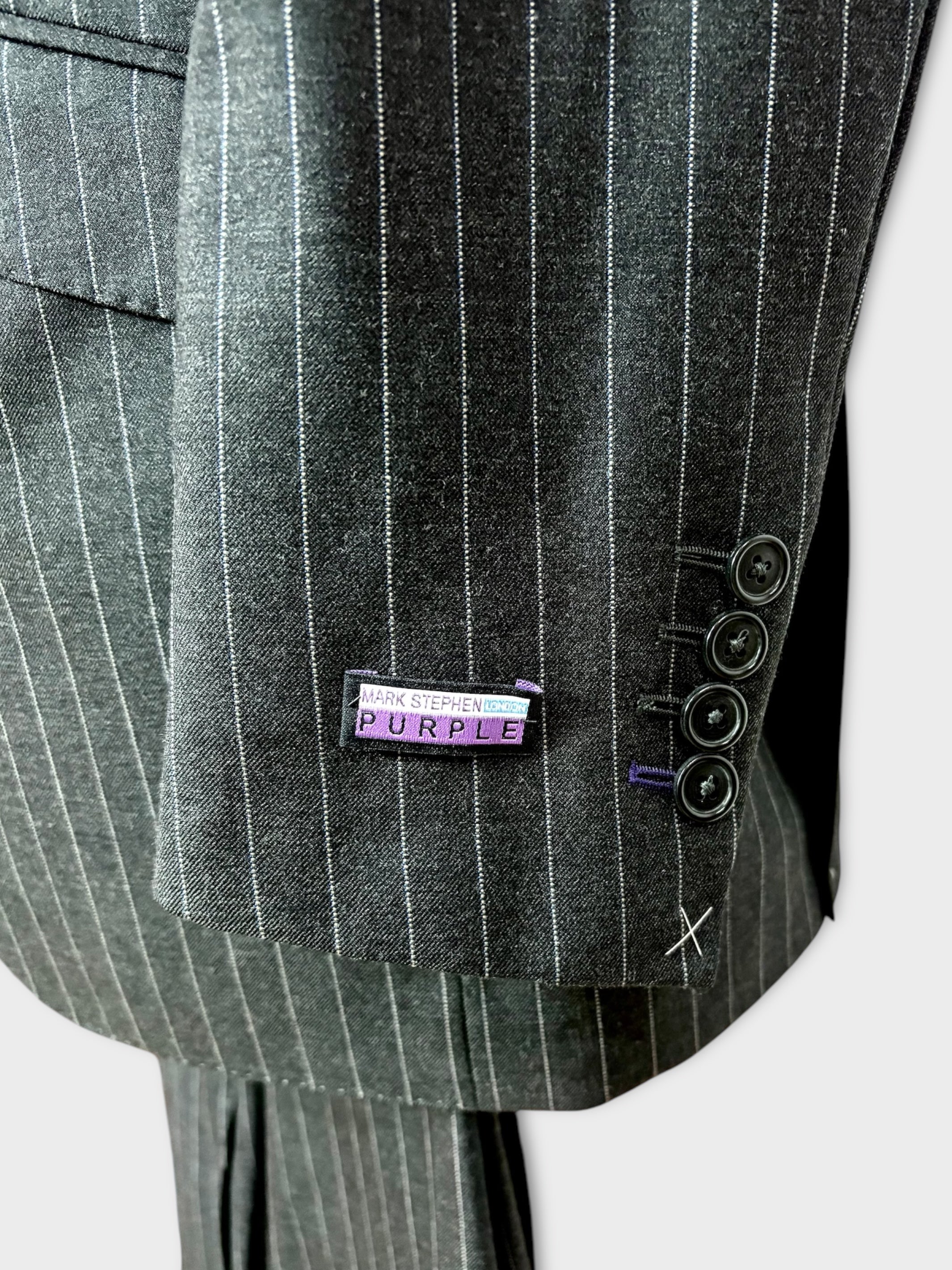 ダークグレーのピンストライプスーツ – MARK MARENGO BESPOKE