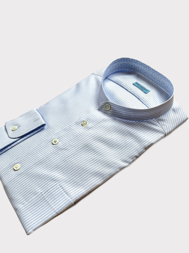 Chemise blanche à rayures bleu pâle 